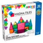 MAGNA-TILES® Clear Color Manyetik Blok Seti (32 Parça) kutu ön görseli, renkli ve şeffaf parçalarla.