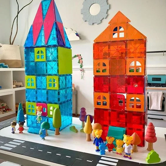 MAGNA-TILES ile ilk oyun adım adım şeffaf renkli manyetik bloklardan kule yapımı rehberi.