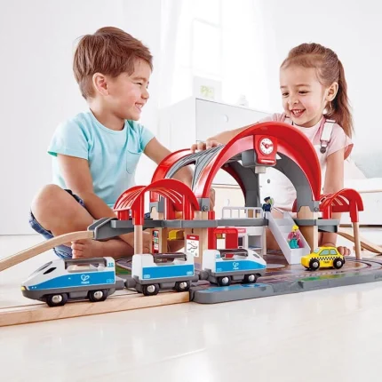 Hape Grand City Station E3725 Tren İstasyonu ile Birlikte Oynayan Kız ve Erkek Çocuk Görseli